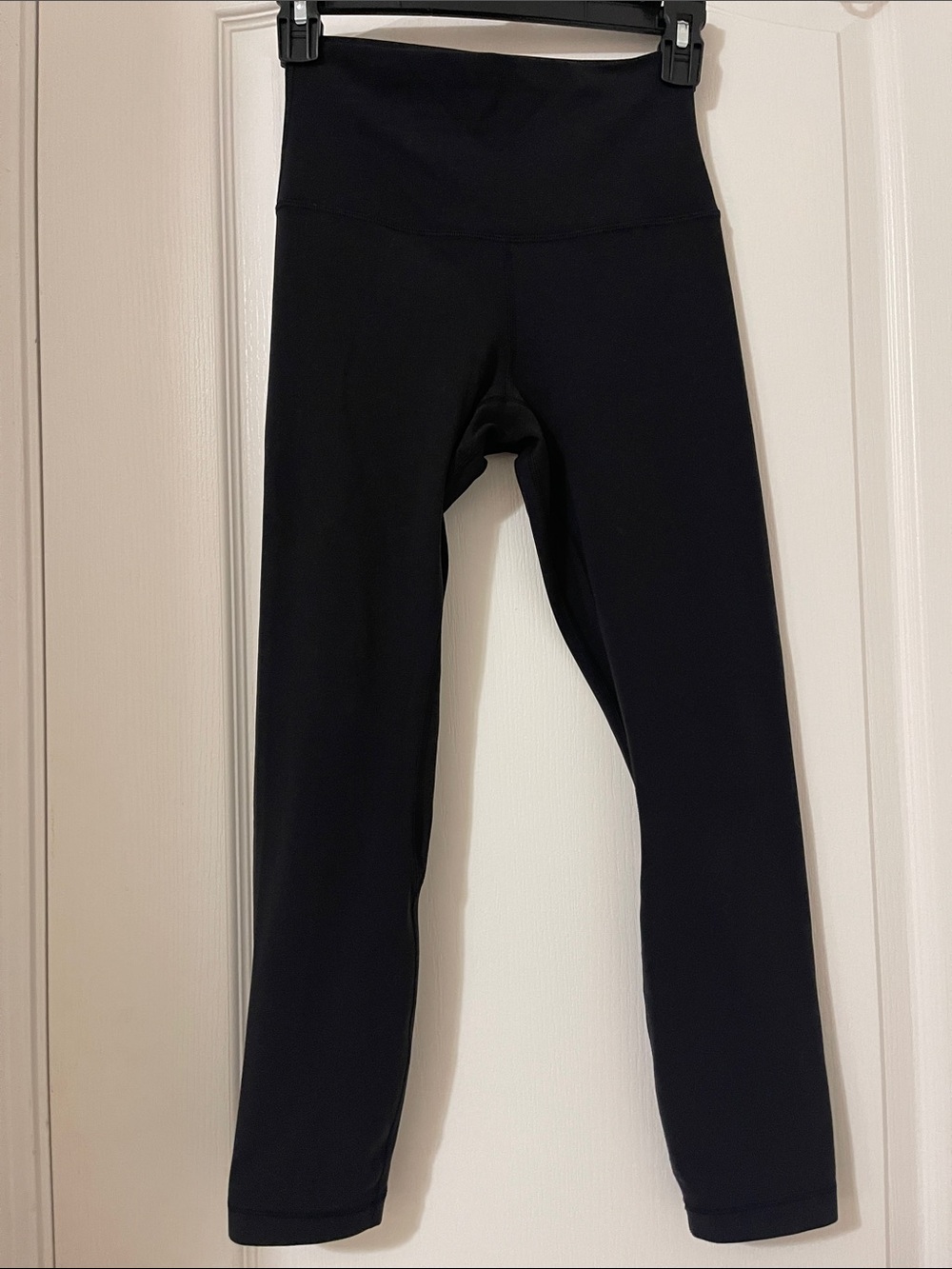 Lululemon black leggings excellent condition
Waist:12.5”
Inseam:23”